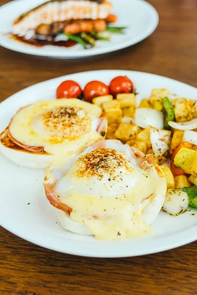 Benedicto de huevo con verduras para el desayuno — Foto de Stock