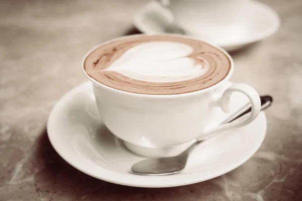 Weiße Tasse mit heißer Schokolade — Stockfoto