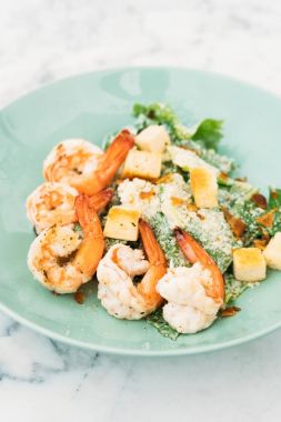 Sezar salata karides ve karides