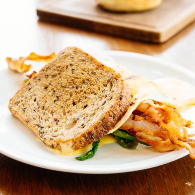 Avokado bacon ve kuşkonmaz ile sandviç