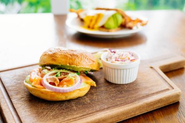 Simit ekmek füme somon et ve sebze ile