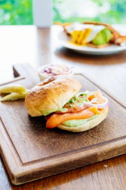 Simit ekmek füme somon et ve sebze ile