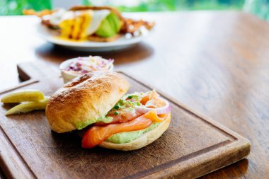 Simit ekmek füme somon et ve sebze ile