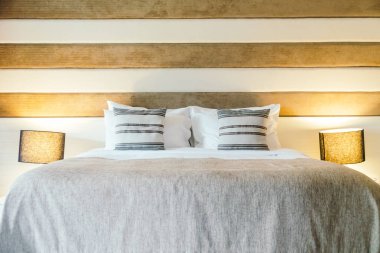 Yatak odasının iç tarafında yastık ve yatak dekorasyonu.