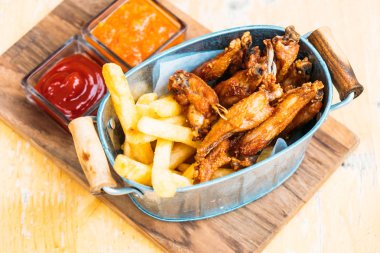 Kızarmış tavuk kanadı patates kızartması ile