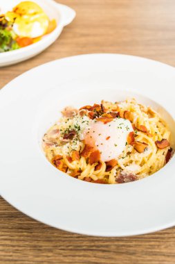 Spagetti carbonara beyaz plaka