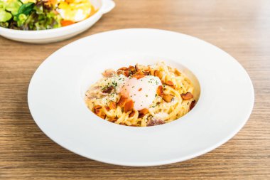 Spagetti carbonara beyaz plaka