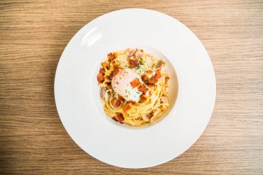 Spagetti carbonara beyaz plaka