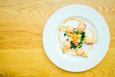 Ton balığı rulo Avokado salatası ile