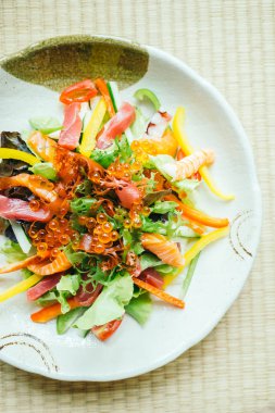 Bitkisel ham ve taze sashimi balık etli