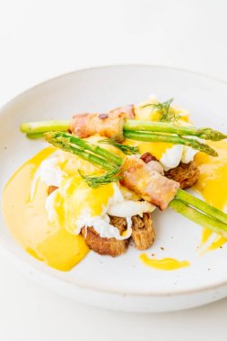 Pastırmalı yumurta benedict kuşkonmaz twist