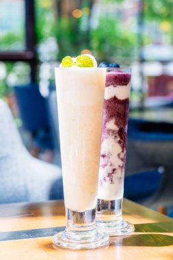 İçme cam lychee smoothies ile buzlu