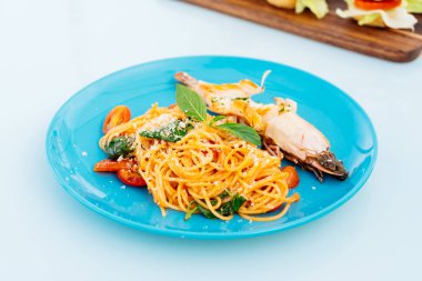 Spagetti veya makarna karides ile