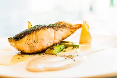 Eti biftek beyaz plaka soslu somon fileto