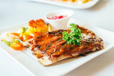 Barbekü soslu ızgara domuz pirzola