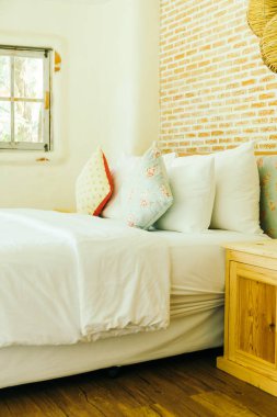 Yatak odasının iç tarafında yastık ve yatak dekorasyonu.