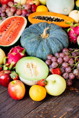 Çeşitli ve karışık meyve