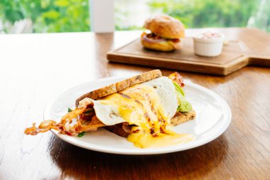 Avokado bacon ve kuşkonmaz ile sandviç