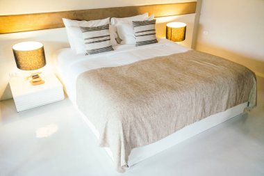 Yatak odasının iç tarafında yastık ve yatak dekorasyonu.