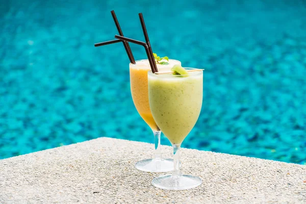 Smoothies com fundo da piscina — Fotografia de Stock