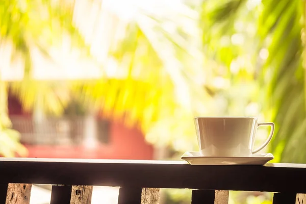 屋外パティオの周りの白いコーヒー カップ — ストック写真
