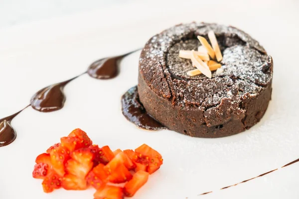 Dolce dessert con torta di lava al cioccolato e gelato — Foto Stock