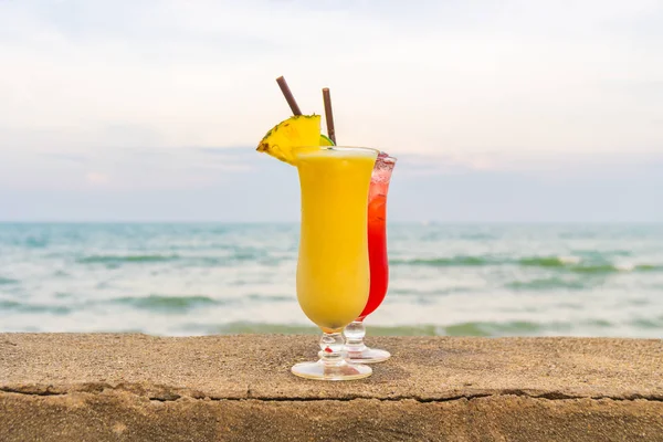 Eiscocktails Trinkglas mit Meer und Strand — Stockfoto