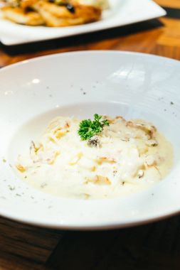 Spagetti carbonara beyaz plaka