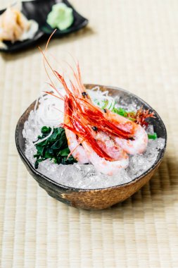 Ham ve taze karides veya karides sashimi