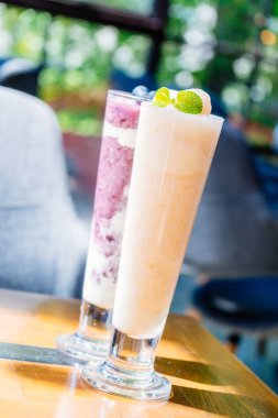 İçme cam lychee smoothies ile buzlu