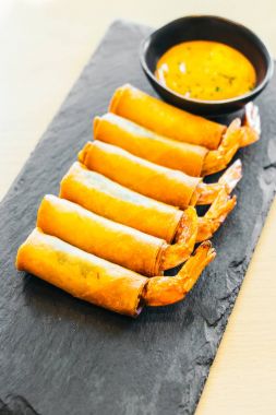 Kızarmış karidesli böreği