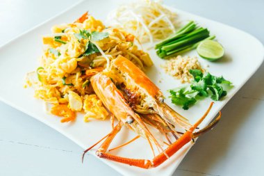 Jumbo karides ile Pad Tay erişte