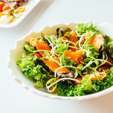 Sebze salatası ile somon füme