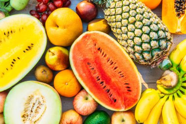 Elma muz portakal ve diğer karışık meyve