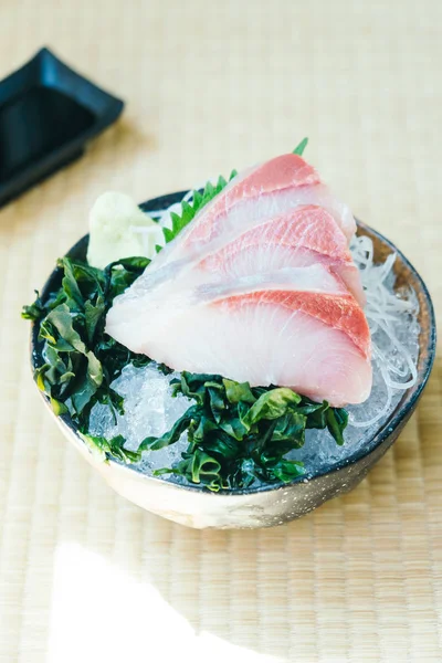 Сира зі свіжою хамакі м'ясною рибою сашимі — стокове фото