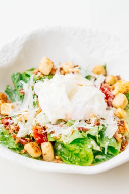 Sezar salatası taze sebze ve yumurta beyaz kase - sağlıklı gıda tarzı