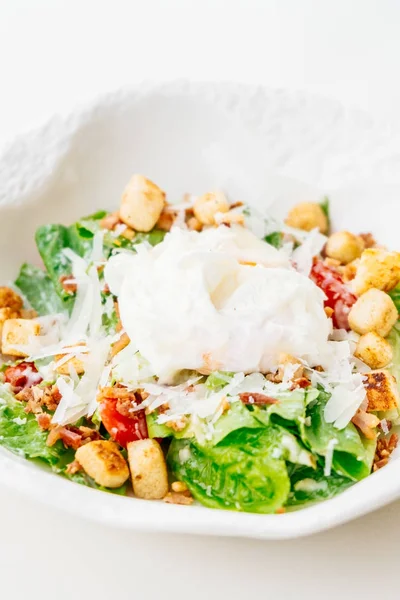 Sezar salatası taze sebze ve yumurta beyaz kase - sağlıklı gıda tarzı