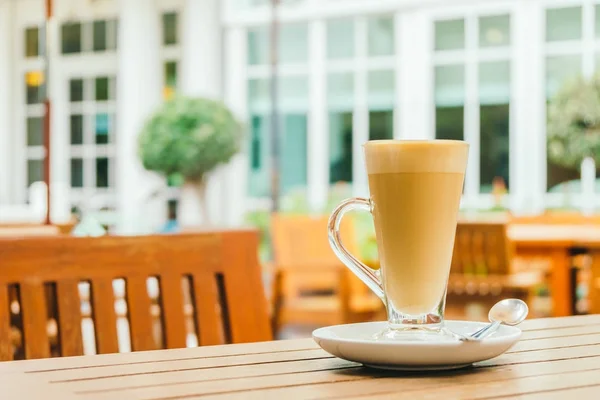 ビンテージ フィルターのテーブルの上の熱いラテ コーヒー カップ — ストック写真