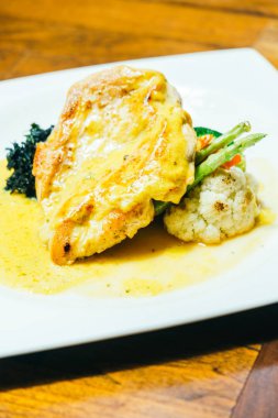 Sebzeli ızgara tavuk göğsü biftek