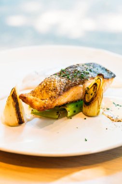 Eti biftek beyaz plaka soslu somon fileto