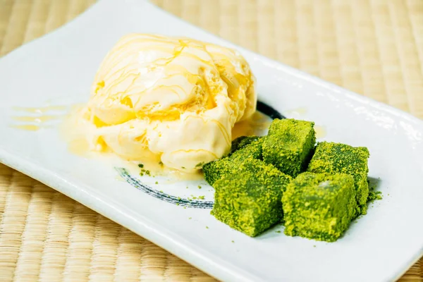 Şekerli Tatlı Vanilyalı Dondurma Ile Matcha Yeşil Çay Mochi — Stok fotoğraf