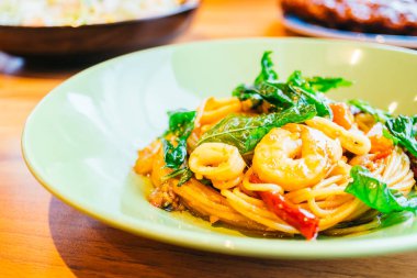 Spagetti veya makarna Baharatlı deniz ürünleri