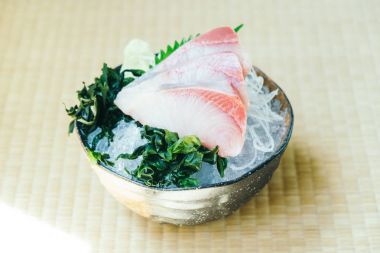 Taze hamachi et balık sashimi ile ham
