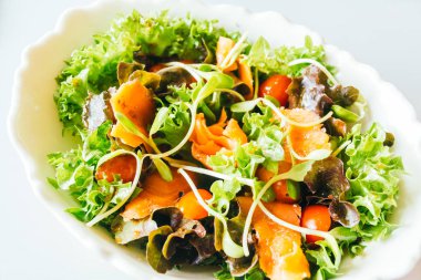 Taze sebze salatası - sağlıklı gıda tarzı ile somon füme