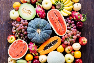 Kopya alanı - sağlıklı gıda kavramı ile ahşap arka plan üzerinde çeşitli ve karışık meyve