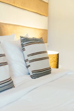 Yatak odasının iç tarafında yastık ve yatak dekorasyonu.