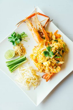 Jumbo karides ile Pad Tay erişte