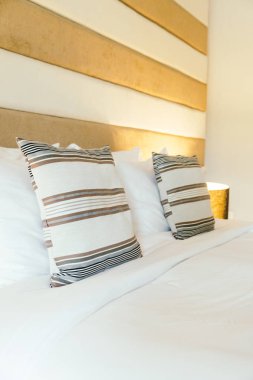 Yatak odasının iç tarafında yastık ve yatak dekorasyonu.