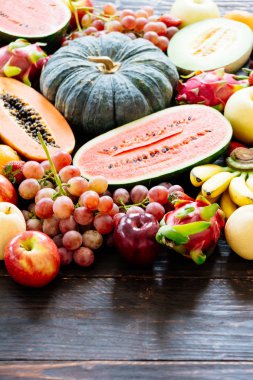 Kopya alanı - sağlıklı gıda kavramı ile ahşap arka plan üzerinde çeşitli ve karışık meyve