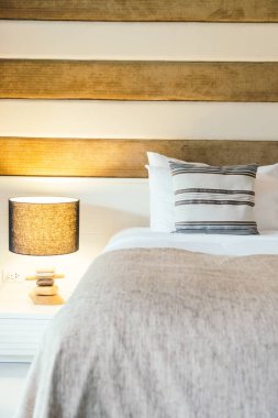 Yatak odasının iç tarafında yastık ve yatak dekorasyonu.